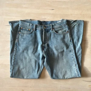 Weekday Space Relaxed Straight Jeans - Säljer ett par ljusblå jeans från Weekday, modellen Space Relaxed Straight. Klassisk femficksdesign, raka ben och avslappnad passform. Jeansen är tillverkade i bomull och har snygga kontrastsömmar. Perfekta för en chill och stilren look.