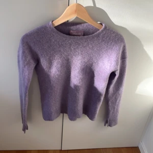 Zadig & Voltaire  - Jättefin Zadig tröja som är lila med glitter städknep på armbågarna. Jättefint skick och köptes för 450kr