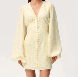 Blommig ljusgul kortklänning från Adoore - Säljer min superfina gula klänning från Adoore! Använd endast en gång och i mycket fint skick. Fantastisk passform och perfekt för både fest och sommarens tillfällen. Hör av dig vid intresse!