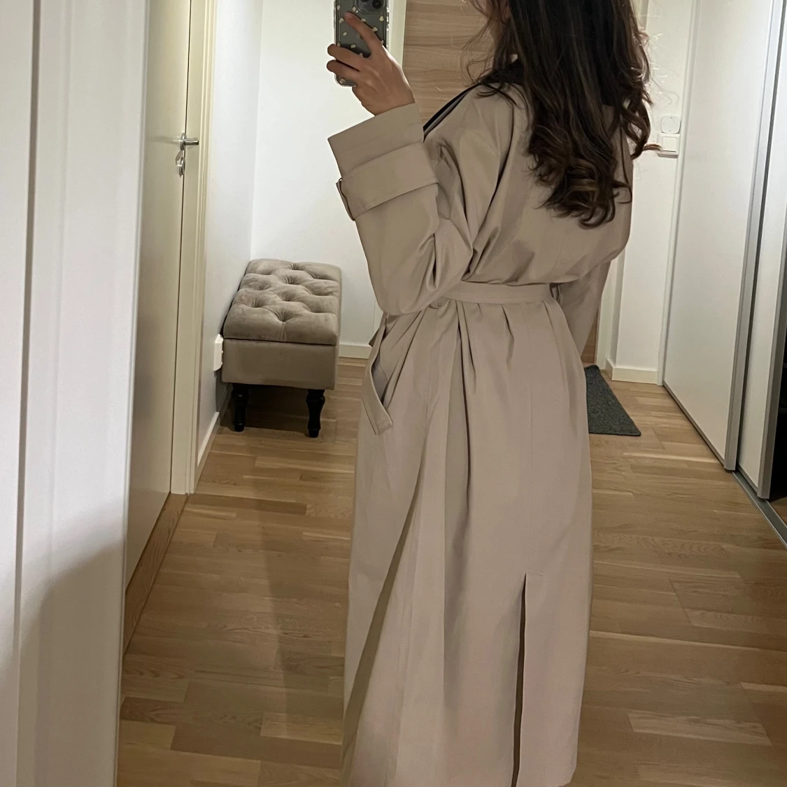 Beige trenchcoat med mörkblå krage - 2