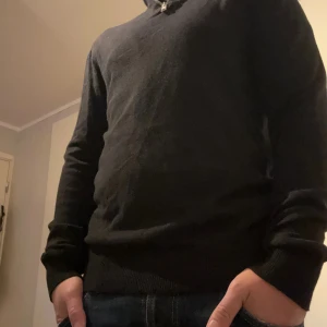 Half zip tröja stickad  - Säljer denna halv zip tröjan från Jack and Jones storlek small 