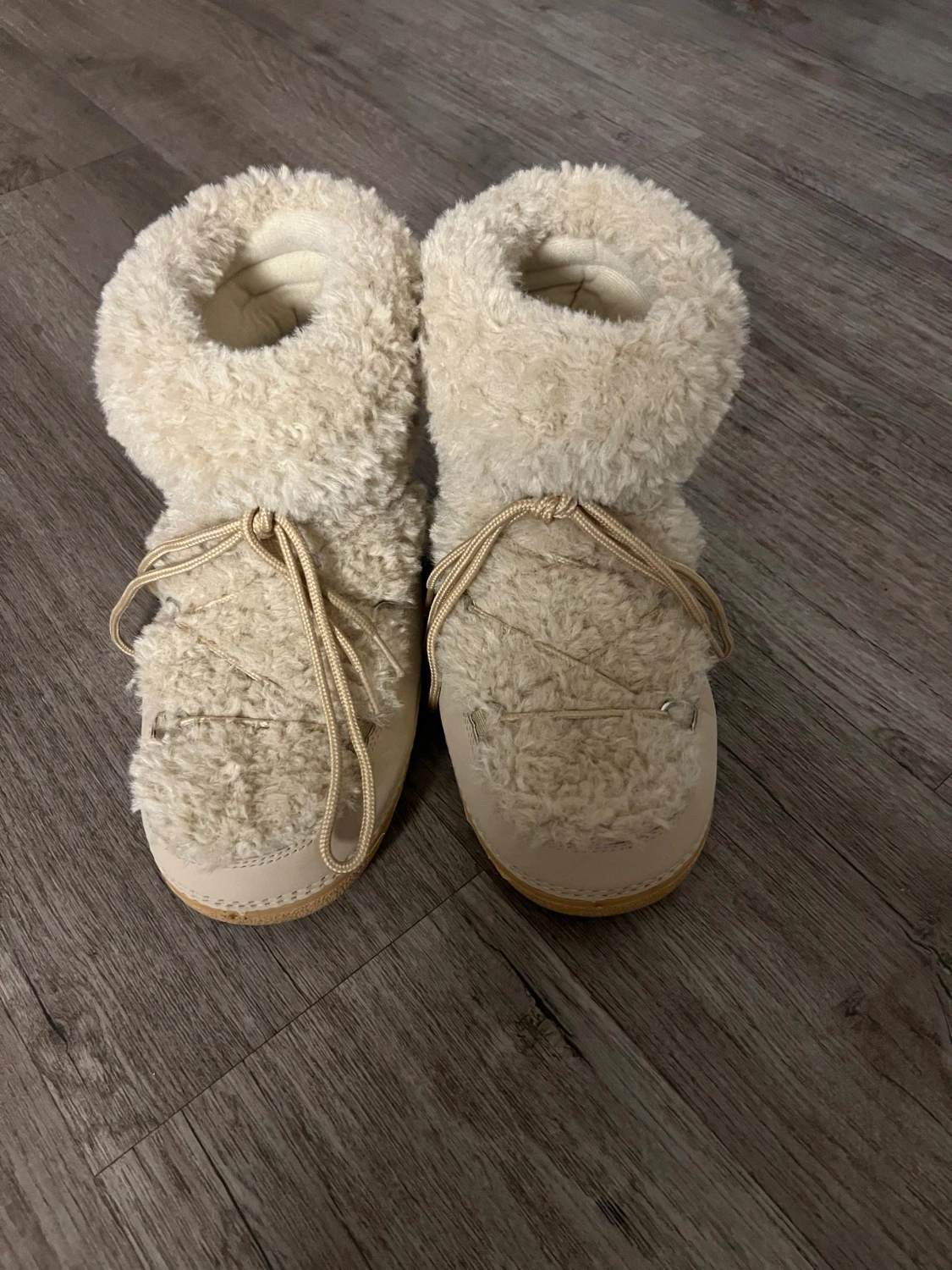 Beige fluffiga moon boots