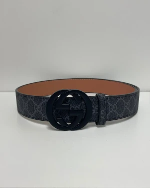 Gucci Bälte - Säljer ett helt nytt bälte, aldrig använd. Storlek 110. Skriv gärna vid fler frågor. Postar inom 24h efter betalning. (Alla bilder är tagna av mig)