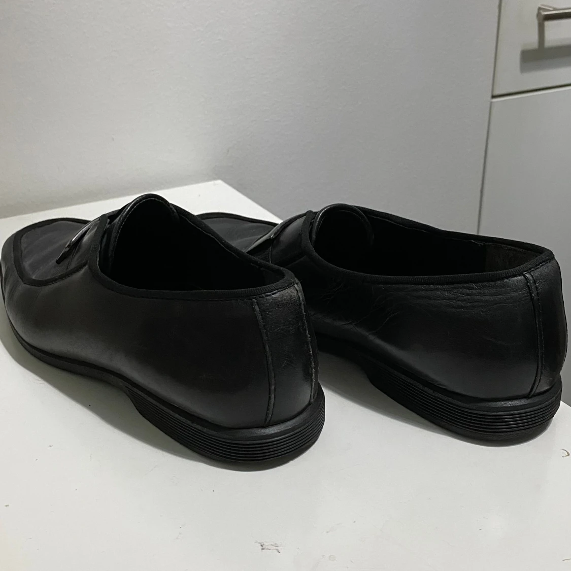 Svarta loafers med spänne i skinn - 2