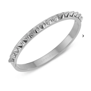 Edblad Peak Bangle armband - Snyggt armband från Edblad i blankt silverfärgat stål med nitar. Armbandet är stilrent och har en rund form med graverad logga på insidan. ALDRIG ANVÄNT nypris 600❤️❤️