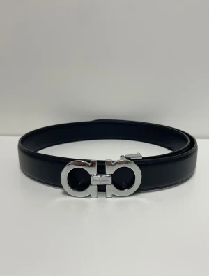 Ferregamo Bälte - Säljer ett helt nytt bälte, aldrig använd. Storlek 110. Skriv gärna vid fler frågor. Postar inom 24h efter betalning. (Alla bilder är tagna av mig)