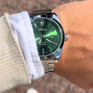 Grön Doventi klocka med stållänk - Snygg klocka från Doventi med grön urtavla och datumvisning. Klockan har en rund form och en stilren länk i silverfärgat stål. Quartz-urverk och tydliga indexmarkeringar ger en modern och fräsch look. Perfekt accessoar för dig som gillar stilrena detaljer.