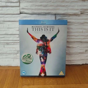 Michael Jackson Film - Michael Jackson Blu-Ray CD i väldigt fint skick utan några skador eller slitningar. Skivan funkar felfritt.  Under veckorna före sin död repeterade Michael Jackson (29 augusti 1958 - 25 juni 2009) en show, "This Is It", som skulle haft premiär i juli. Den här filmen börjar med att några av de audition-dansare som deltog pratar direkt till kameran om varför de söker och vad Jackson betyder för dem. Sedan dyker vi ner i repetitionerna på Staples Center i Los Angeles. Filmen är arrangerad efter mus