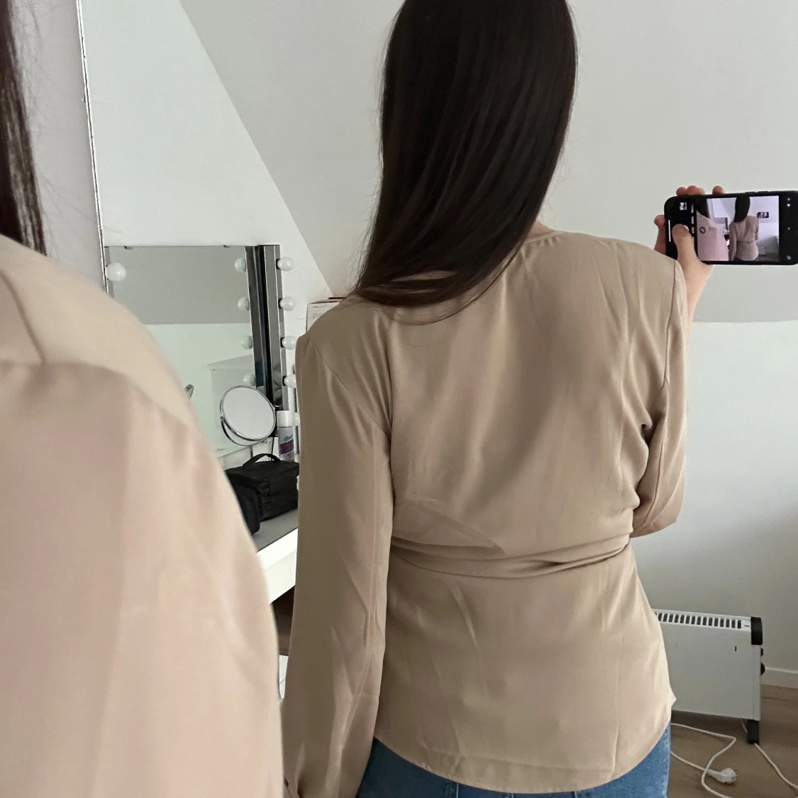 Beige omlottblus med knyt - 4