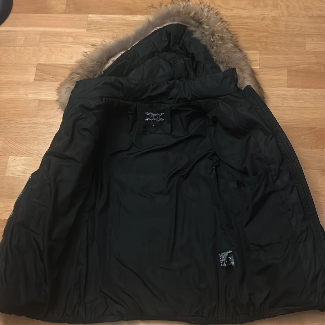 Svart pufferjacka med pälsluva märket GAROFF - 3