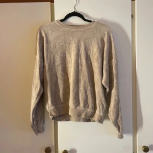 Beige sweatshirt i frotté från Cubus - Mysig beige sweatshirt från Cubus i storlek S. Tröjan är gjord i mjuk frotté och har en relaxed passform med ribbade muddar vid ärmslut och nederkant. Perfekt för chill dagar och enkel att matcha med jeans eller mjukisbyxor.