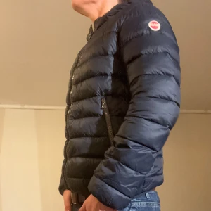 Colmar jacka  - Hej! Säljer nu min jacka, från märket Colmar storlek M. Bra skick, modellen är 184cm och väger 74kg. Tveka inte på att höra av dig om du har frågor eller funderingar kring jackan!