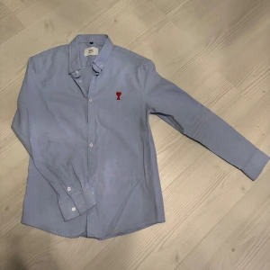 Blå Ami Paris Skjorta - Säljer ni min blåa Ami Paris skjorta i storlek S då jag själv har växt ur den, i princip nyskick. Hör gärna av dig om du har fler frågor. Pris ej hugget i sten