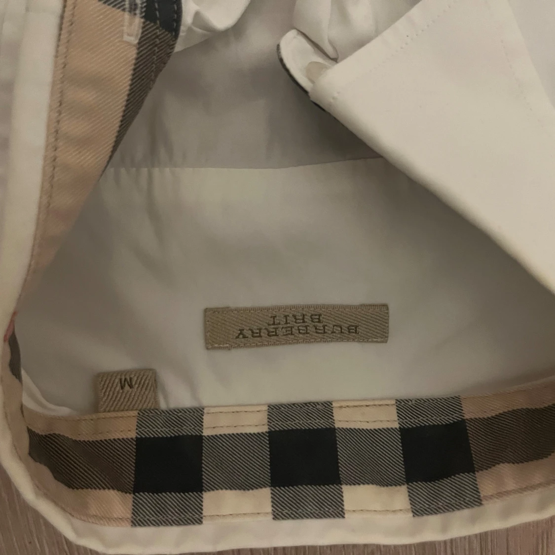 Vit Burberry skjorta med rutig krage