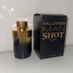 Halloween manshot EDP - Säljer en riktig fin parfym som aldrig kommer i användning, 124ml återstår