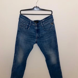 Replay Jeans - Tjena tjena säljer nu ett par riktigt fina replay jeans dom är köna som fan och sitter som en smäck på kroppen.Bara att höra av dig om du har någon go fråga. Inga skambud.