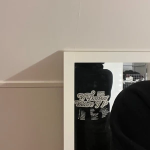 Svart Hov1 hoodie med turnétryck - Hov 1 merch sista turné hoodie. Ny knappt använd i storlek m. Lägger ut för lite högre pris för det är högefterfrågan