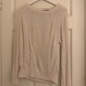 Beige/vit tröja - Säljer en tröja från lager 157 i storlek M. Materialet är lite hårt men funkar bra ändå