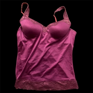 Lilja linne i silk matrial💖 - Super fint linne med cupa innsatt och spets längs axelbanden💖 tycket är jätte mjukt och tror tyget e silk💖tyvärr är lappen med märket bortklippt men köpte den på beyond retro för ett tag sedan💖