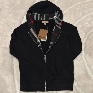 Burberry hoodie - Helt oanvänd, S men passar XS. Skriv innan köp 😁
