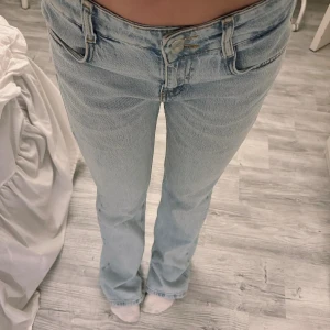 Slutsålda jeans pull&bear - Helt slutsålda lågmidjade jeans från Pull & Bear i storlek 36, knappt använda.
