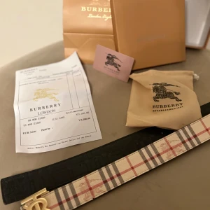 Burberry bälte – svart & beige - 115cm Snyggt bälte som är svart på ena sidan och beige på andra. Oanvänt och i fint skick. Perfekt accessoar som passar till det mesta. Fraktas samma dag.  Kan diskuteras vid snabb affär 💯 