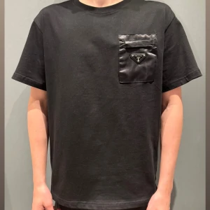 Prada T-shirt - Otroligt snygg Prada t-shirt i topp skick!  mitt pris: 299:-