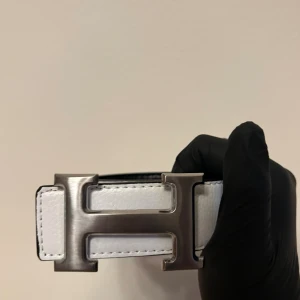 Vitt bälte  - Stilrent vitt bälte, oanvänt och i fint skick. Snygg detalj som lyfter vilken outfit som helst. Fraktas samma dag.  Kan diskuteras vid snabb affär 💯