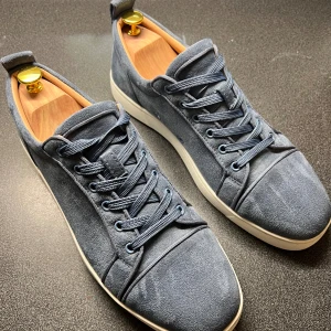 Blå vita loubs  - Säljer dessa feta blå vita loubs för 1099kr. Dessa är tyvärr använda sen tidigare men endast ett fåtal gånger! Det finns märkbara slitningar på sulans sida(svarta skrapmärken). Undersulan är i bra skick men har tecken på slitage med skrapmärken(se bilder). Jag vill gärna bli av med skorna eftersom jag inte använder dem längre, dem är nytvättade och är impregnerat mot vatten och smuts vilket innebär att det kommer hålla sig renare längre! Snabb affär/boundles=lägre pris och bra erbjudande! 