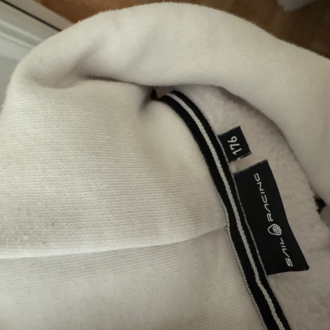 Vit hoodie från Sail Racing - 2