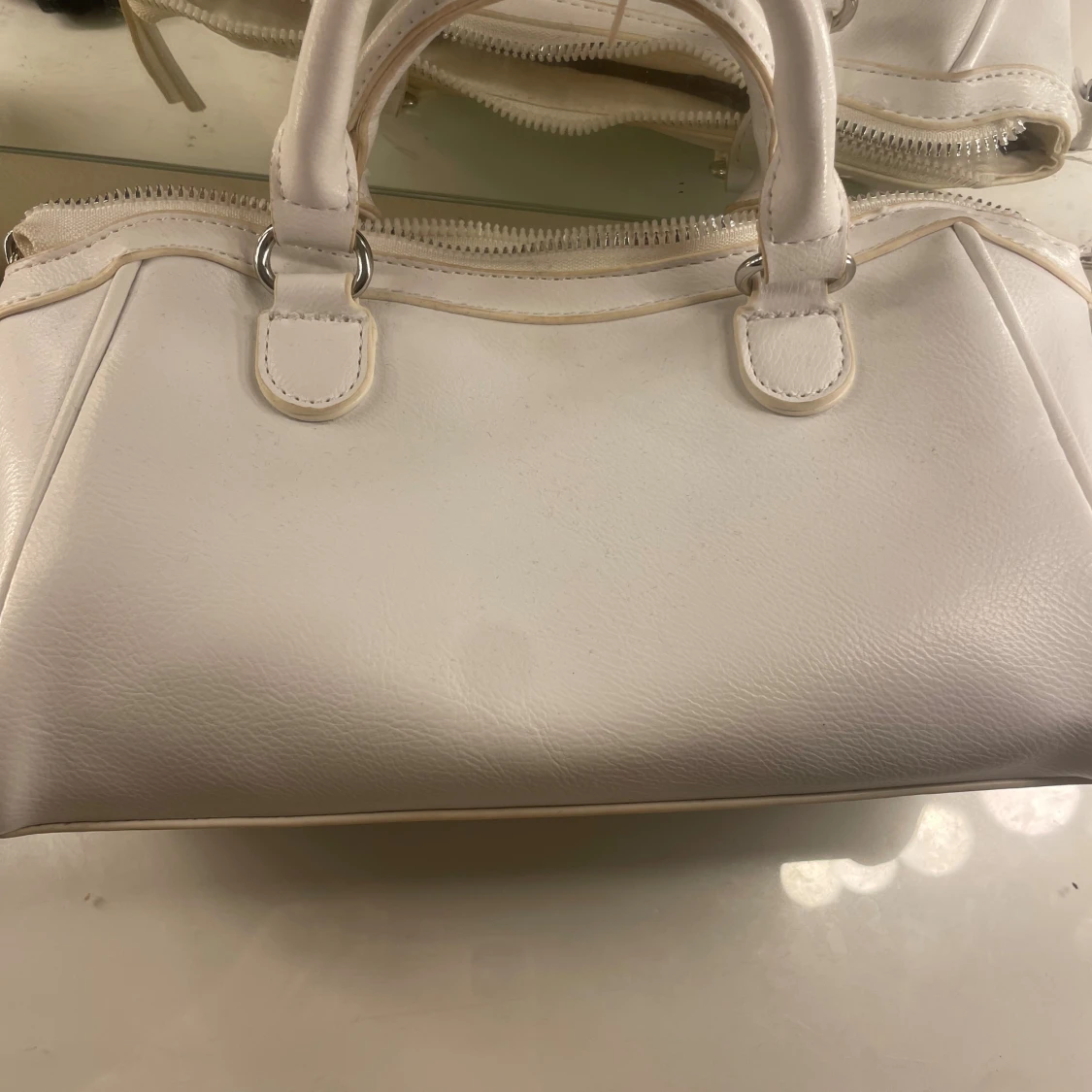 Vit handväska med dragkedja - 1