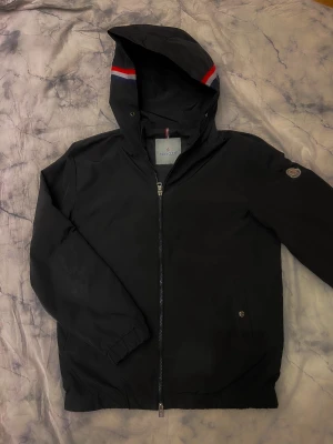 Svart vindjacka från Moncler med huva - Svart vindjacka från Moncler size är medium men passar som S