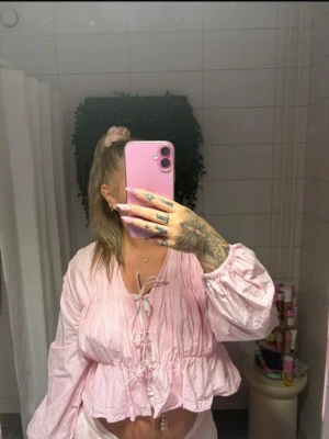 Blus från Ginatricot  - Storlek S, nyskick 💗