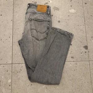 Grå jeans från Jack & Jones - Gråa jeans från Jack&Jones strlk 29/32 