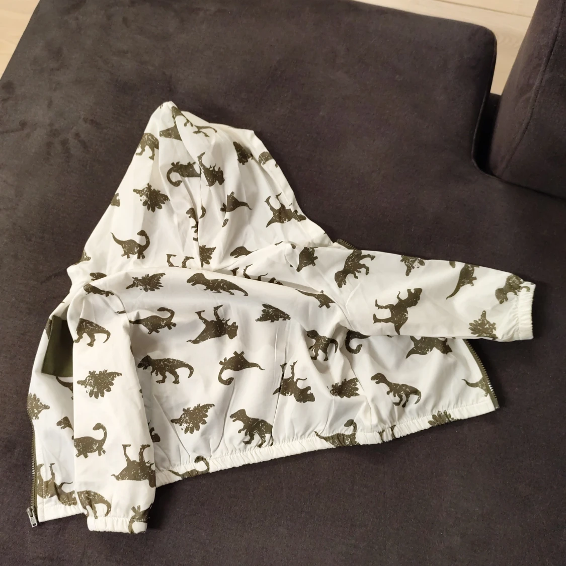 Vit vindjacka med dinosaurier från Shein - 3