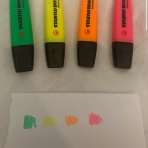 Stabilo Boss Original överstrykningspennor 4-pack - Fyra Stabilo Boss Original överstrykningspennor i färgerna grön, gul, orange och rosa. Pennorna är testade och fungerar utmärkt, med tydliga färgprover på papper. Pennorna och korkarna är i gott skick utan synligt slitage.