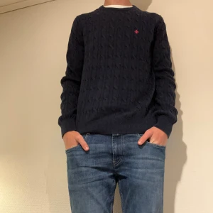 Stickad morriströja - Säljer en snygg stickad morriströja. Den är i mycket bra skick och storlek L. Hör av er vid eventuella frågor eller funderingar!✅💬