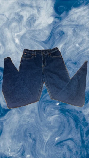 Levi's 501 blå jeans straight fit - Klassiska Levi's 501 jeans i mörkblå tvätt med rak passform. Barn storlek men passar mig som har W30 L32 men går att spänna åt i midjan med knappar