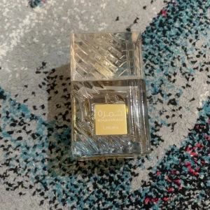 Lattafa Khamrah unisex parfym - Khamrah från Lattafa är en trendig parfym med stilren flaska. Perfekt för dig som vill sticka ut och testa något nytt. Passar både tjejer och killar. Volym och ingredienser syns ej på bilderna.