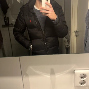 Svart pufferjacka från Polo Ralph Lauren - Skick: 9,5/10 Nypris: ca 5699 kr Pris nu: 1800 kr  Skön vinter jacka från Ralp Laurent, passar i snö väder men även nu vid kalla tider. Stilig och elegant svart färgad.  Hör gärna av dig vid frågor eller om du vill se fler bilder! Snabb leverans och trygg affär