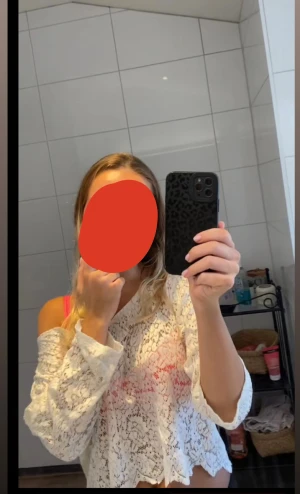 Vit spetsblus från Monki - Säljer en vit blus från Monki. Den är i storlek L men passar mig som brukar ha xs/s på kläder, jag har den som en off shoulder. Den vågig kant nedtill🩷 