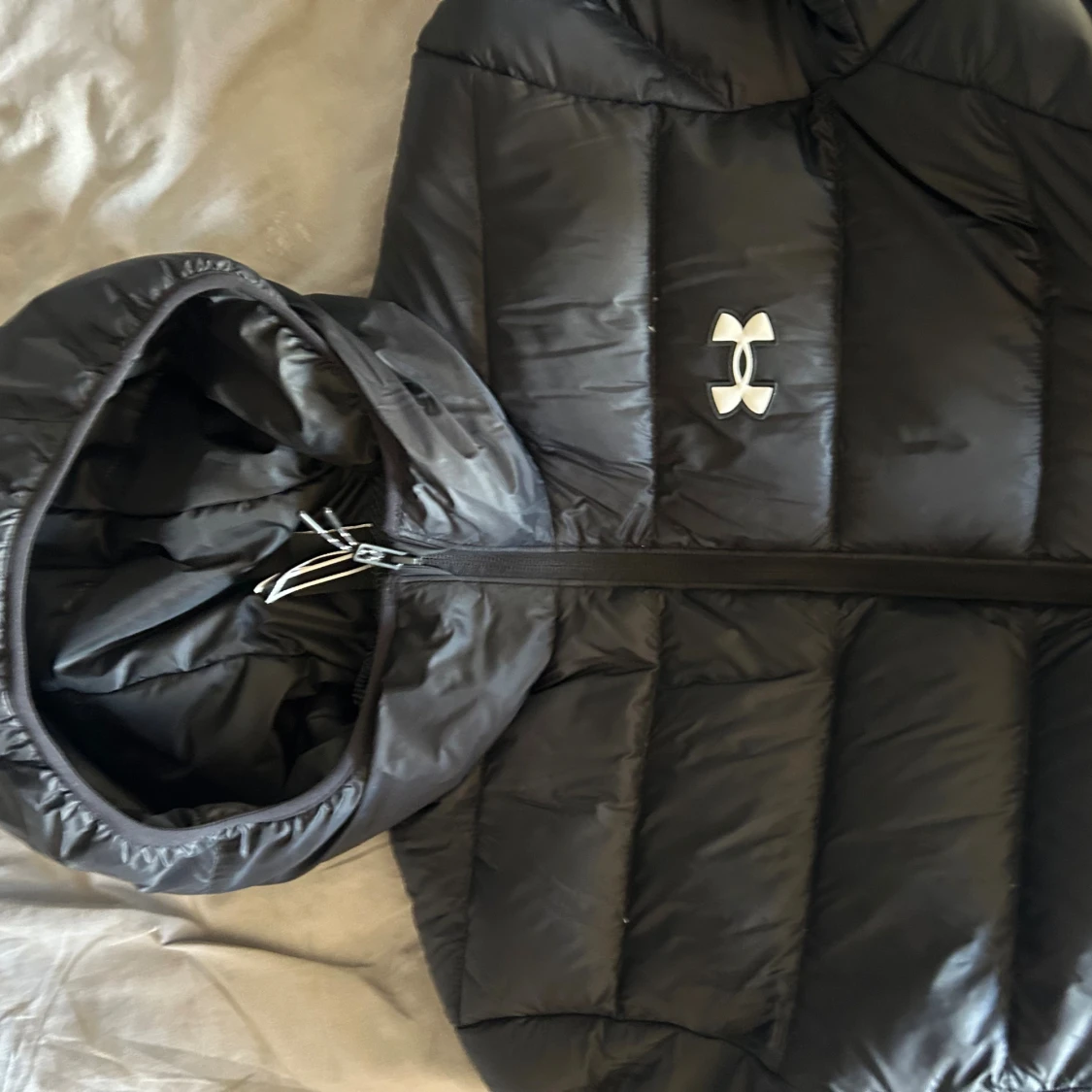 Svart dunjacka från Under Armour - 2