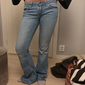 Wrangler jeans - Super fina lågmidjade jeans! Midjemått: 39cm rakt över, innerbenslängd: 80cm 💗