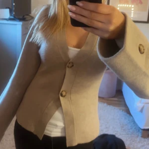 Beige cardigan från Gina tricot - Helt nyköpt tröja med lappen kvar!!💕 köptes för 469kr och har inga defekter men säljes då jag fick två i samma färg men föredrog den vita. 