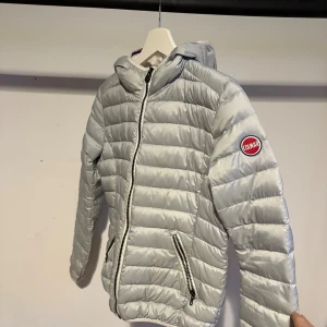 Colmar Vinterjacka *Erbjudande* - Colmar Jacka Säljes, i använt skick. Tecken på användning förekommer men inga stora skador. Självklart äkta💫