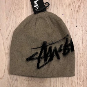 Beige Stüssy mössa  - Helt ny oanvänd Stüssy mössa, skriv vid frågor, priset går att diskuteras och kan posta direkt efter köpet 😊