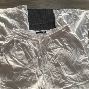 Vita linnebyxor från 157, storlek S - Säljer ett par vita linnebyxor från 157 i storlek S. Byxorna har resår i midjan, sidfickor och en bakficka. Perfekta för varma dagar med sin luftiga känsla och stilrena look.