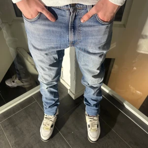 Nudie Jeans - Blå Nudie jeans med slitning vid knät - W30 L32 - Skick 9/10 - Hör av er vid minsta fundering!