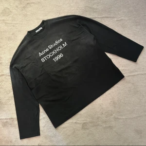 Acne studios tröja - Säljer denna Acne studios longsleeve tröjan. Storlek L och passar bra på mig som är 187. Skriv vid fler frågor och funderingar!