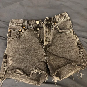 Jeansshorts  - Jeansshorts från mango storlek 32 